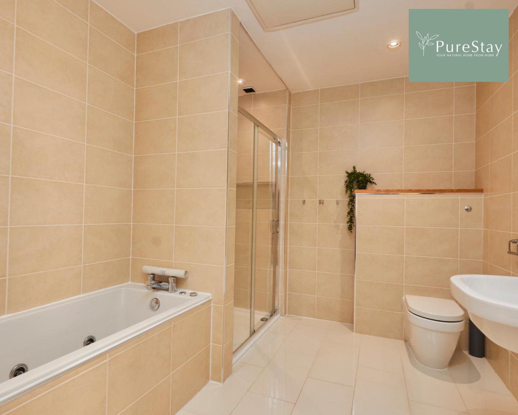 Superb House Manchester Near Etihad With Free Parking Sleeps 8 エクステリア 写真